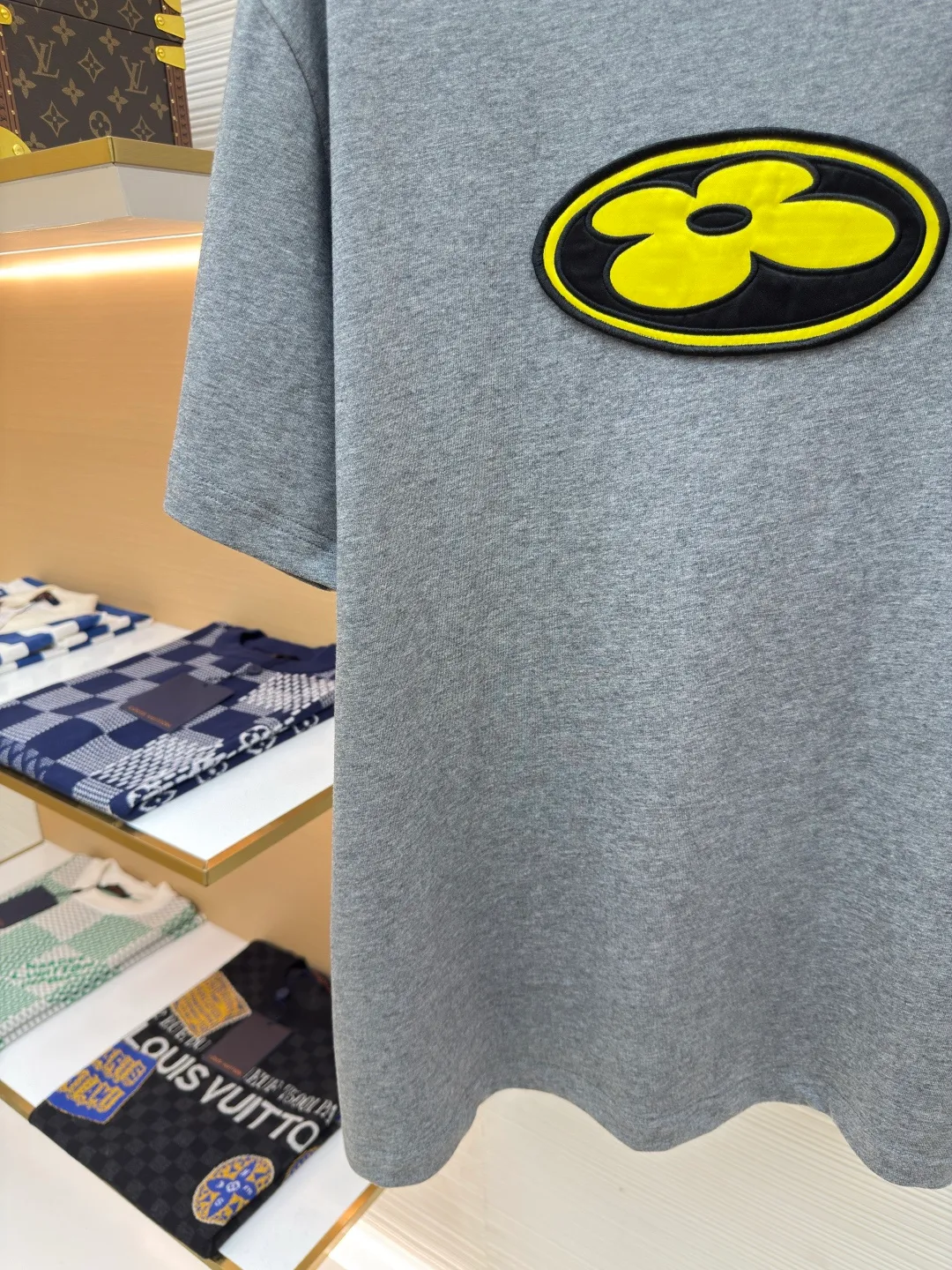 LOUIS VUITTON Nigo co-branded graphic embroidered T-shirt short sleeves ●Authentic product: purchased and developed for 8999 ●Item number: 1680118-A05 ●Fabric: jersey fabric ●Technology: embroidery production ●Version: fitted version ●Weight: about 300 grams ●Size: S-M-L-XL ●Description: This T-shirt is made of soft cotton and brightens up daily looks with fashion elements from the 2025 autumn and winter show. The IV Flower silk satin patch on the front is in bold strokes, echoing the Vuitton embroidered logo on the back. Unisex short-sleeved T-shirt. Regular fit in cotton jersey with satin logo patch at front, embroidered logo at back, and ribbed collar. The overall wiring is straight and delicate, the fabric is comfortable and soft, and the color is consistent without color difference. It can be matched with the same style to create a fashionable look and control various occasions. Customized accessories, complete with three standards, same style for men and women!
